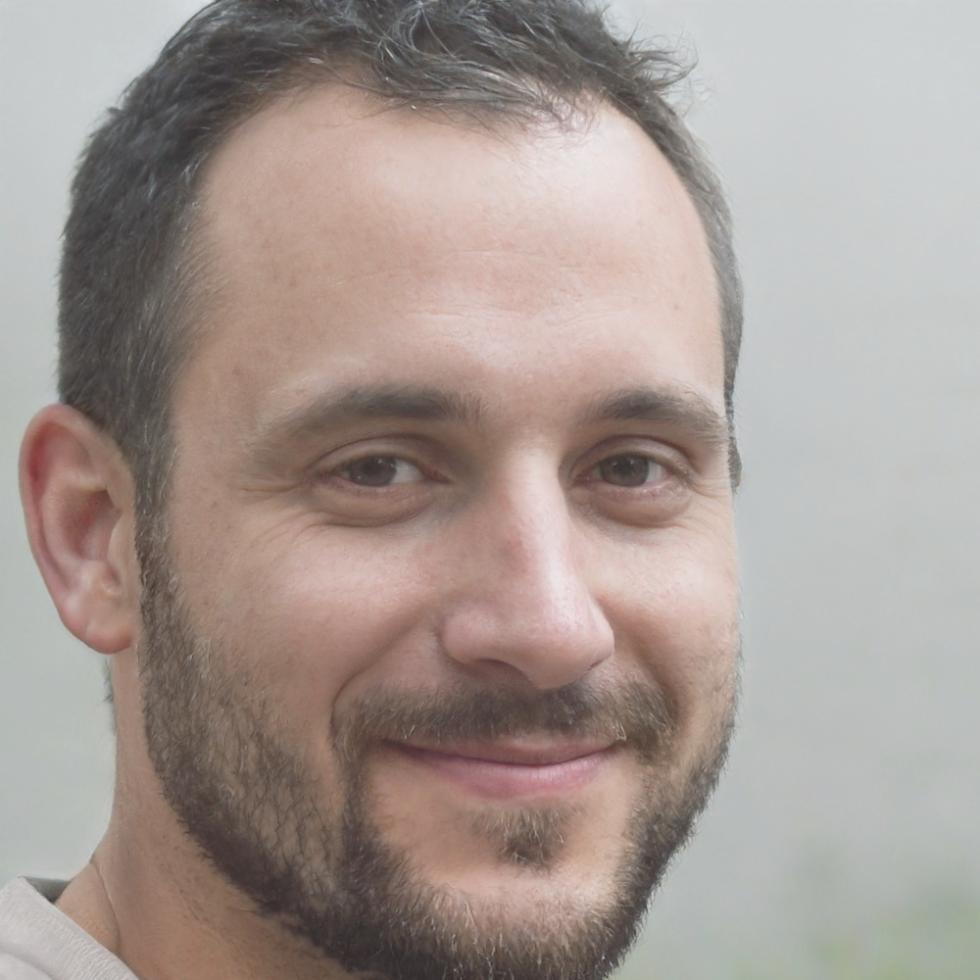 Expert financier Raphaël Dumont analysant des documents